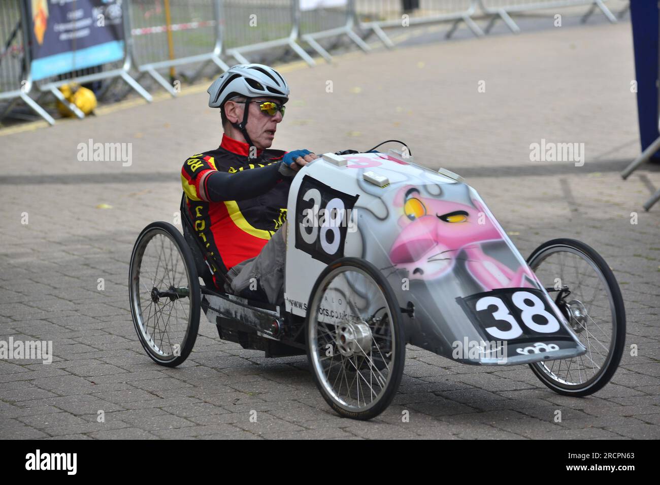 Ringwood, Hampshire, Royaume-Uni, 16 juillet 2023. Le Grand Prix britannique des voitures à pédales. Les conducteurs de véhicules à pédales motorisés courent dans les rues de la ville de New Forest. Crédit : Paul Biggins/Alamy Live News Banque D'Images