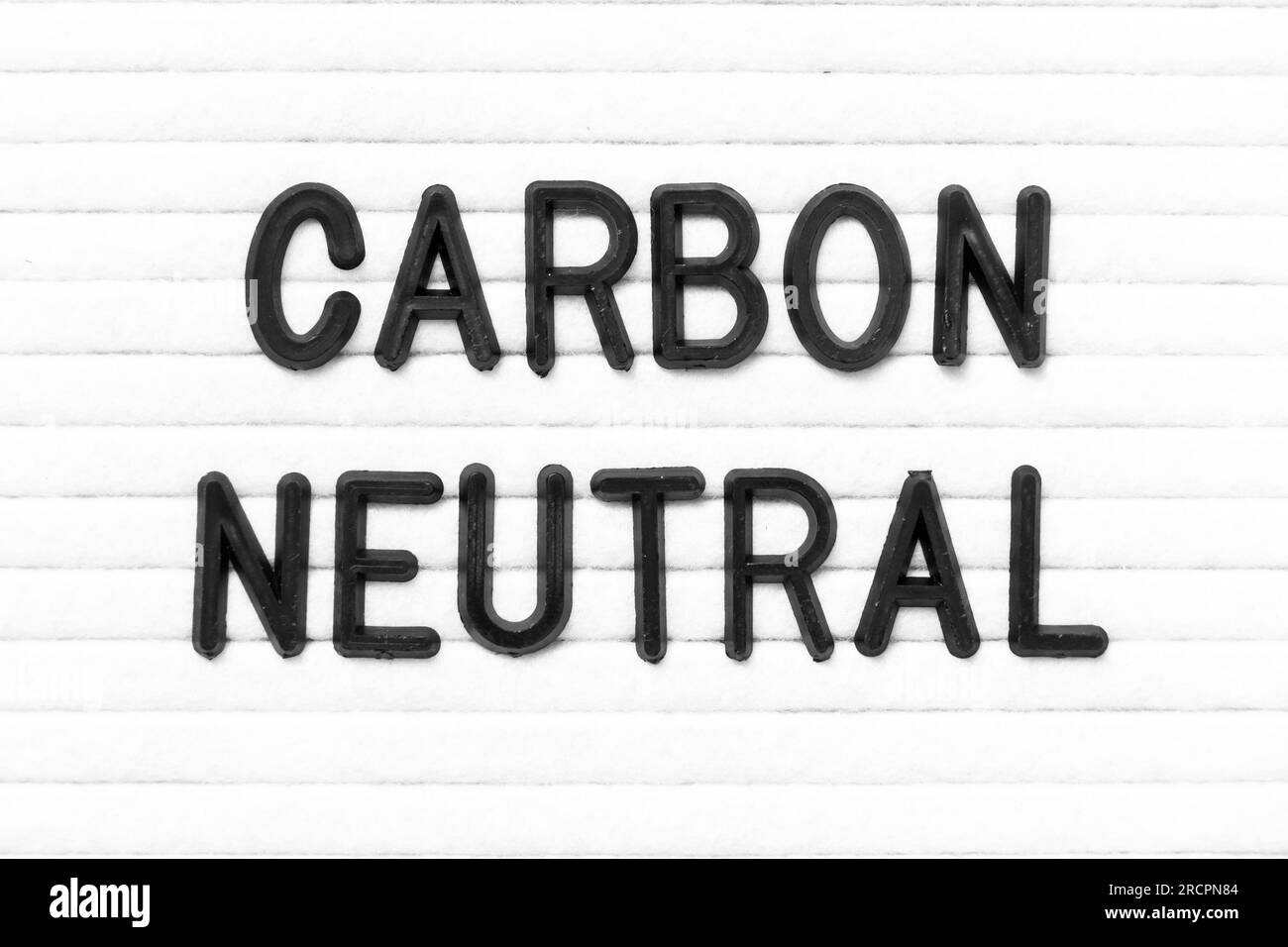 Lettre de couleur noire dans le mot Carbon Neutral sur fond de panneau de feutre blanc Banque D'Images