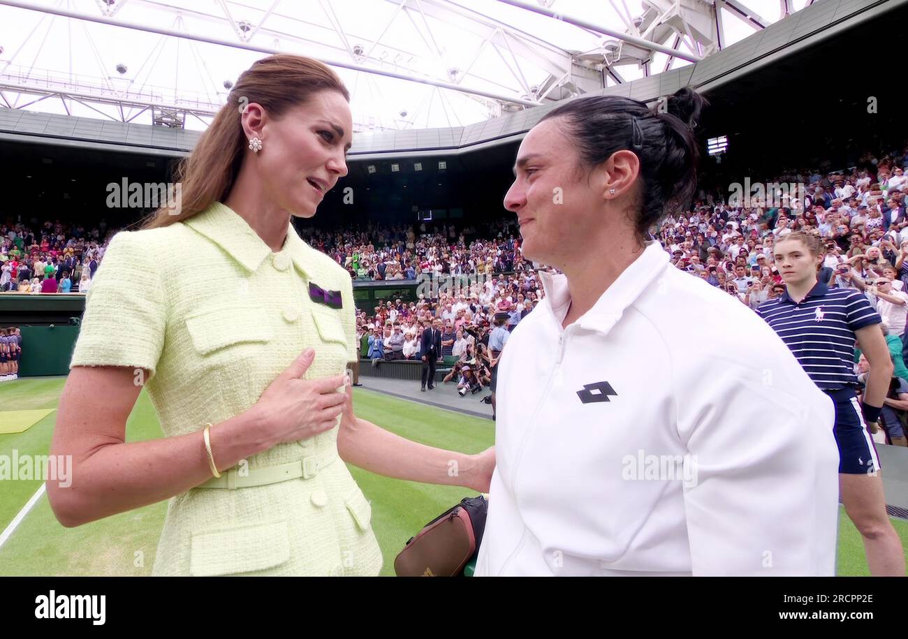 Photo shows : Marketa Vondrousova bat ONS Jabeur 6-4 6-4 pour remporter le titre de simple féminin Caring Kate Comforts Jabeur fourni par Pixel8000 079172219 Banque D'Images