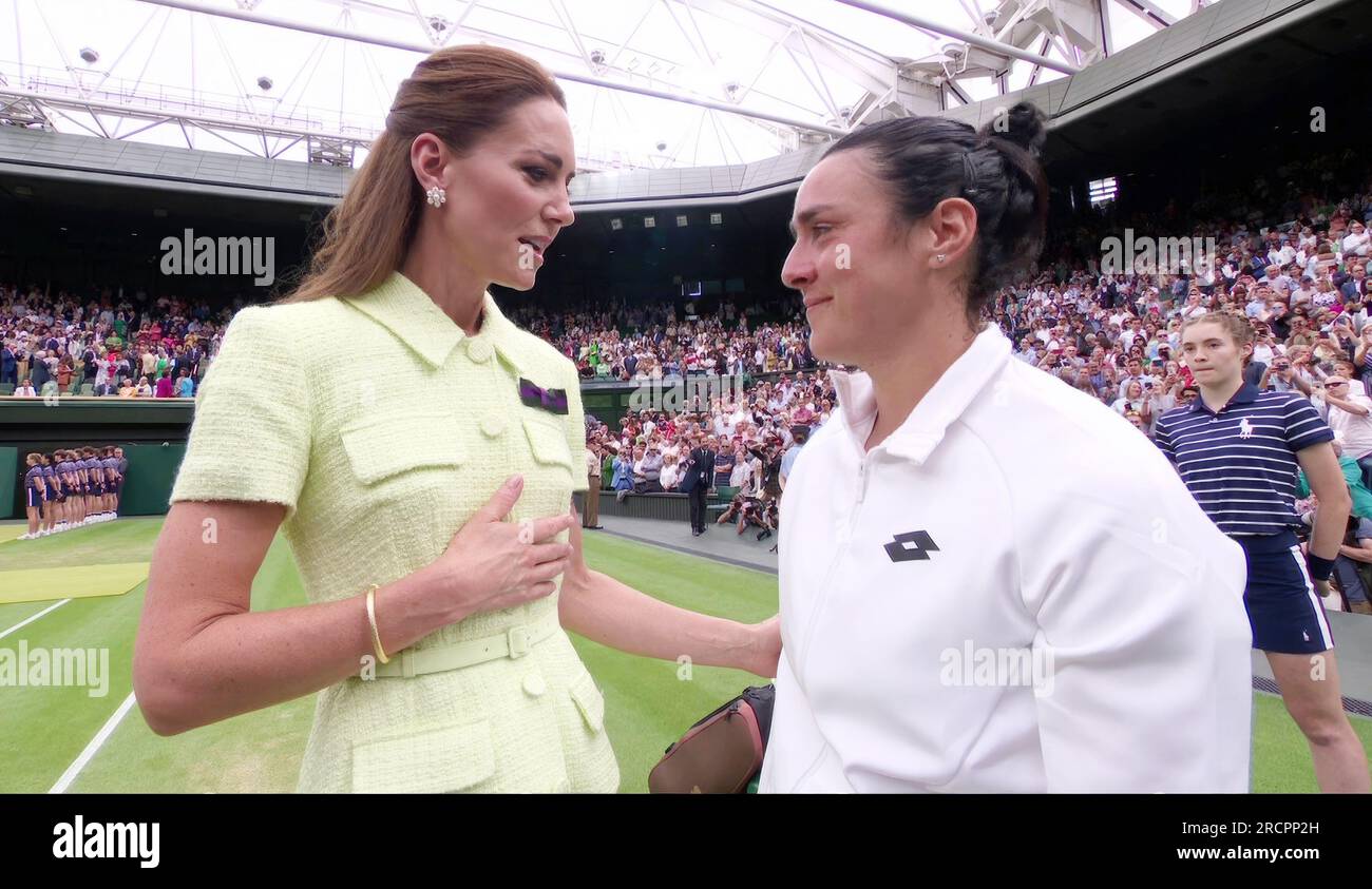 Photo shows : Marketa Vondrousova bat ONS Jabeur 6-4 6-4 pour remporter le titre de simple féminin Caring Kate Comforts Jabeur fourni par Pixel8000 079172219 Banque D'Images