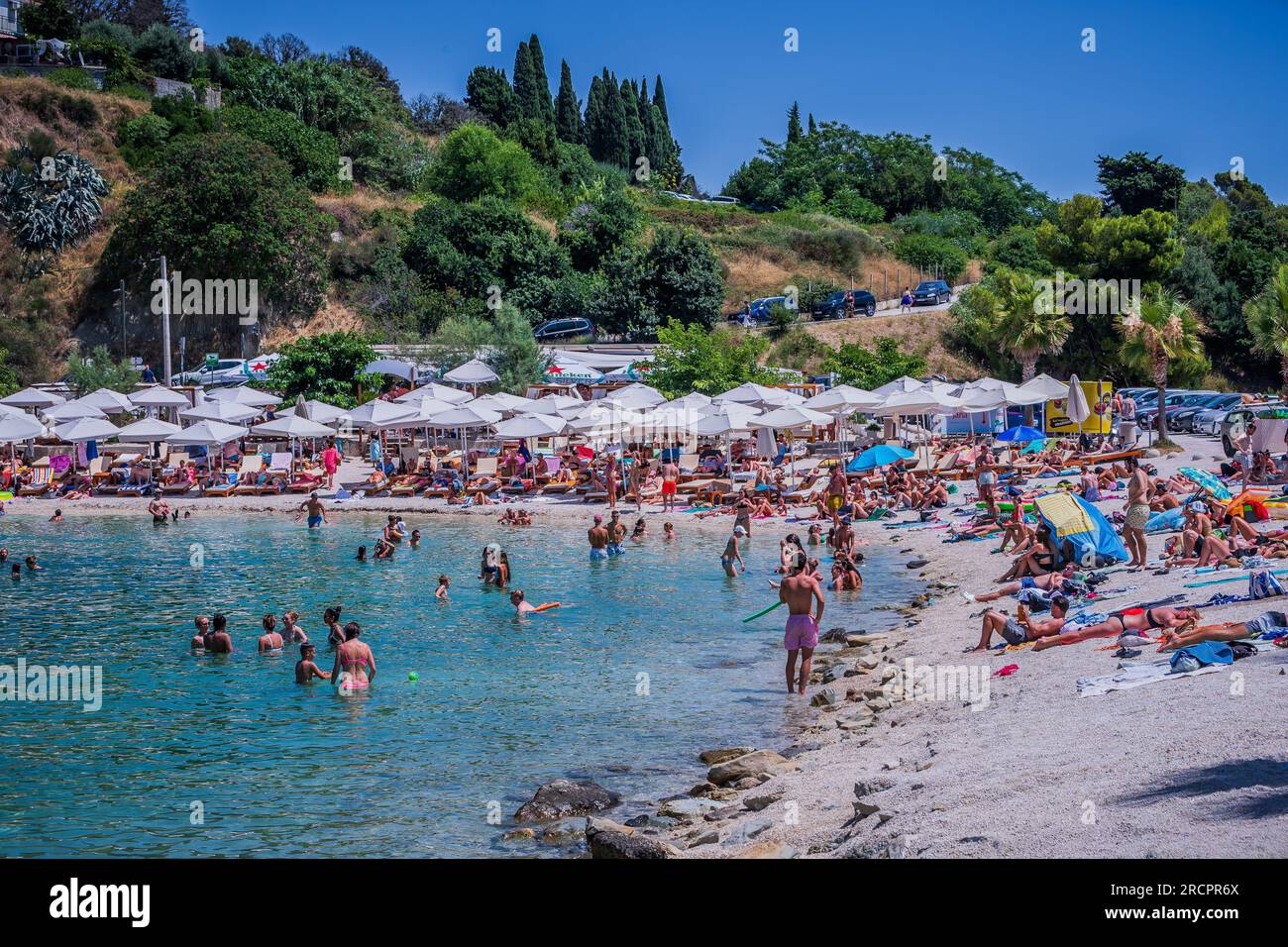 Zagreb, Croatie. 31 mai 2023. Les gens apprécient sur la plage de Kasjuni pendant la canicule, à Split, Croatie, le 16 juillet 2023. Photo : Zvonimir Barisin/PIXSELL crédit : Pixsell/Alamy Live News Banque D'Images