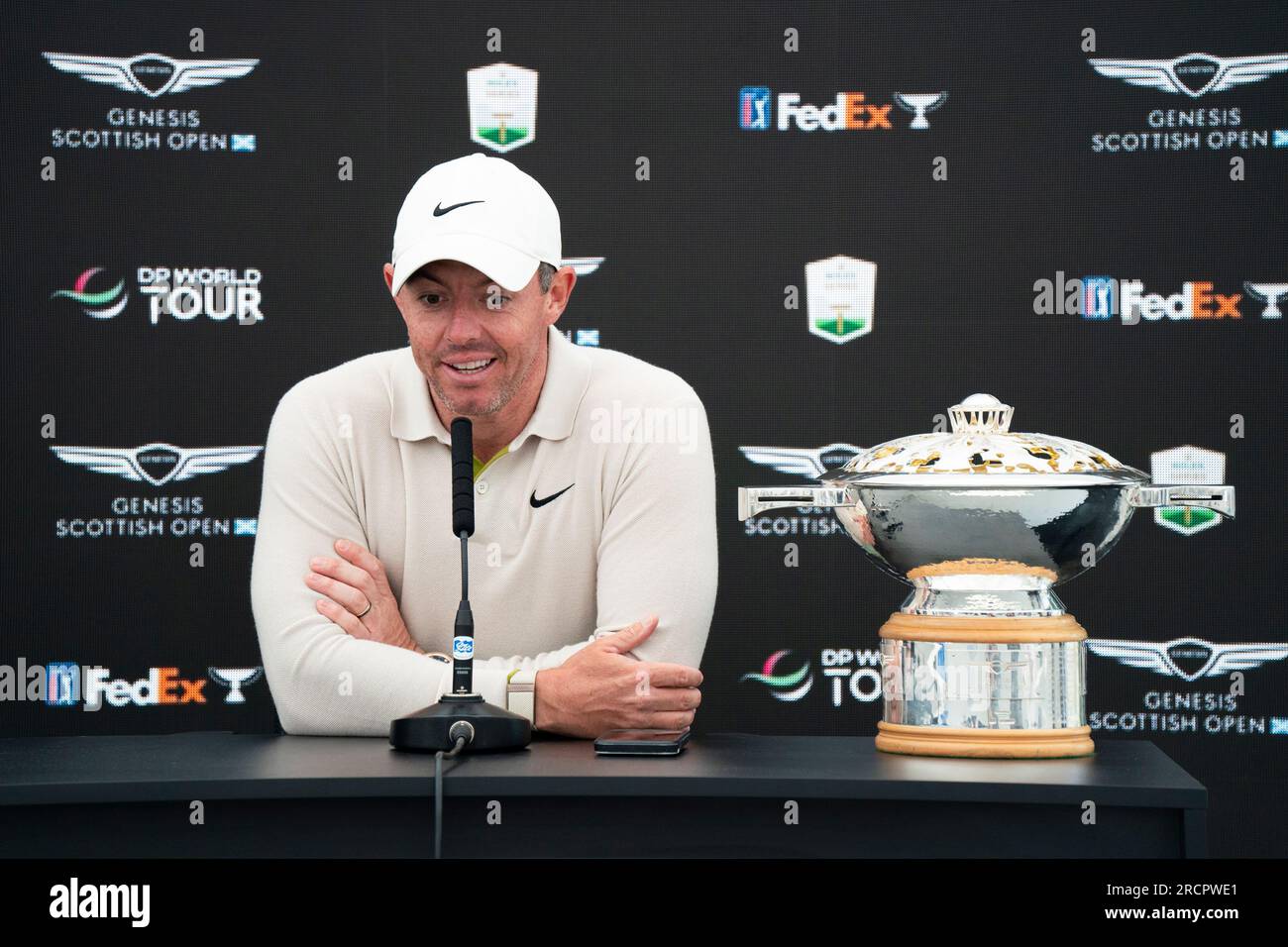 North Berwick, East Lothian, Écosse, Royaume-Uni. 16 juillet 2023. Rory McIlroy remporte le Genesis Scottish Open avec un birdie pour battre Robert MacIntyre d’un coup au 18e trou du Renaissance Club à North Berwick. Rory McIlroy donne une conférence de presse . Iain Masterton/Alamy Live News Banque D'Images