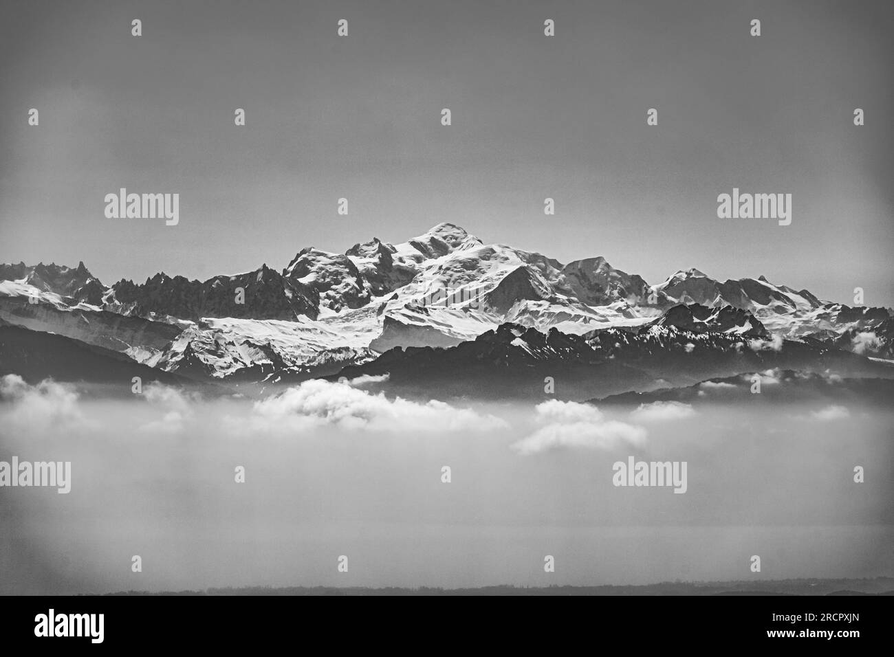 La Dent de Vaulion en Suisse dans la vallée de Joux, canton de Vaud. Situé à 1500m d'altitude avec un panorama à 360°. Vue sur le lac de Joux. Lorsque Banque D'Images