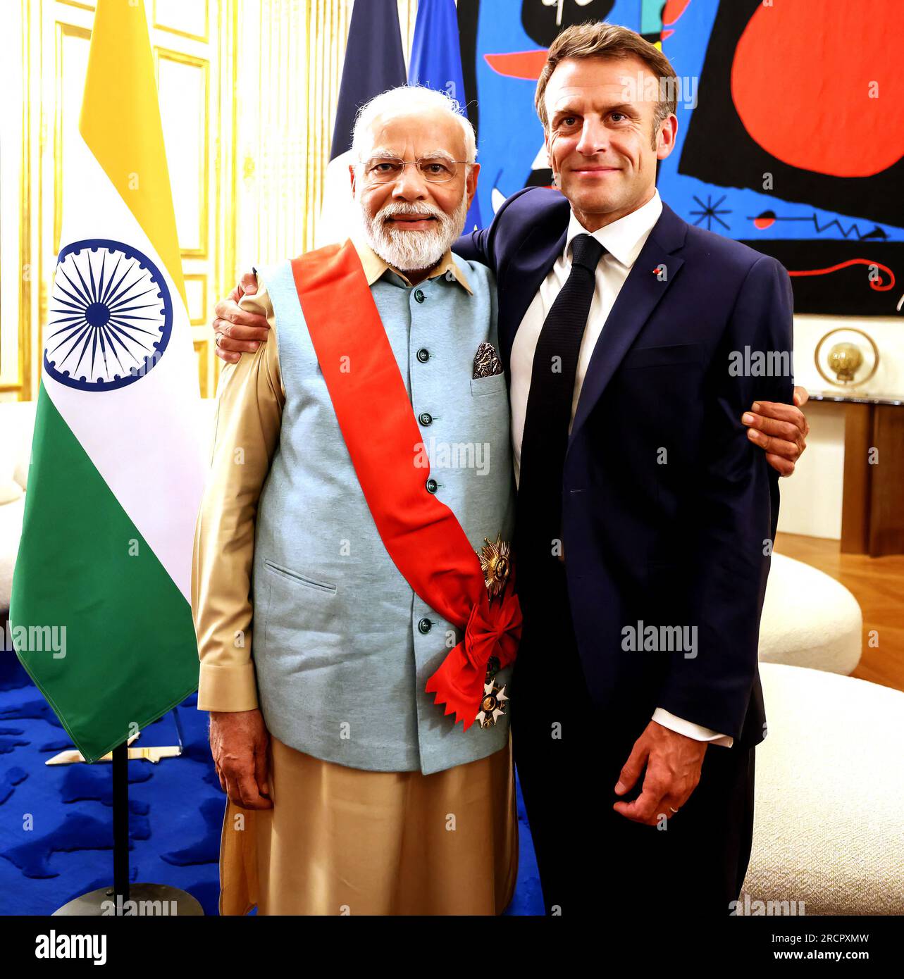 Paris, France. 14 juillet 2023. Le président français Emmanuel Macron  décerne la « Grand Croix de la Légion d'honneur », la plus haute distinction  ou décoration française, au Premier ministre indien Narendra