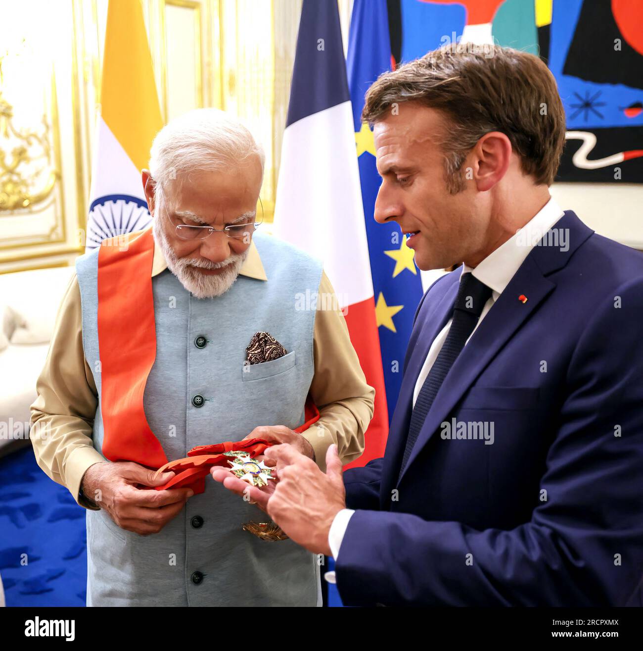 Paris, France. 14 juillet 2023. Le président français Emmanuel Macron  décerne la « Grand Croix de la Légion d'honneur », la plus haute distinction  ou décoration française, au Premier ministre indien Narendra