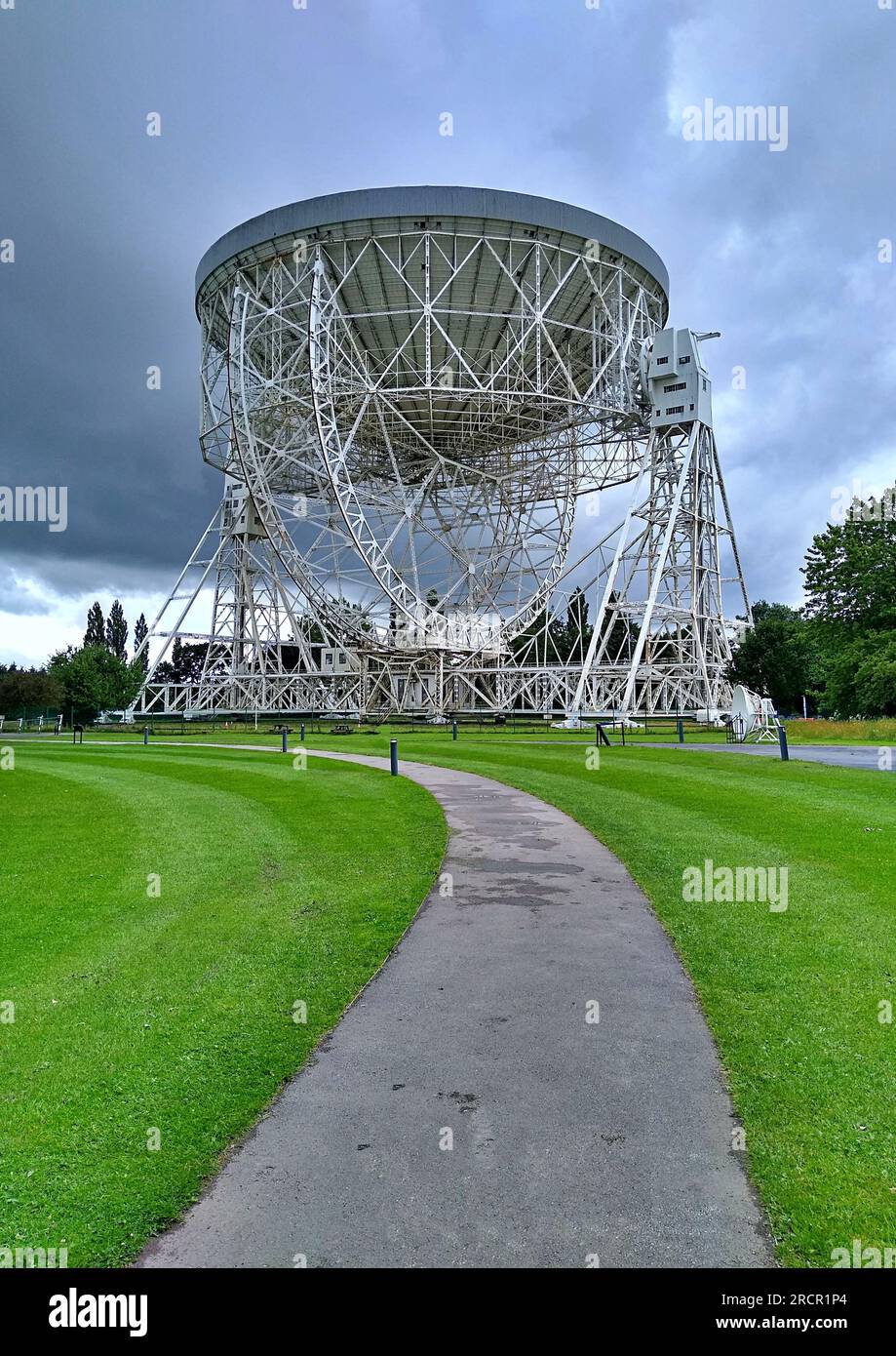 Chemin vers le radiotélescope Lovell à Jodrell Bank Banque D'Images