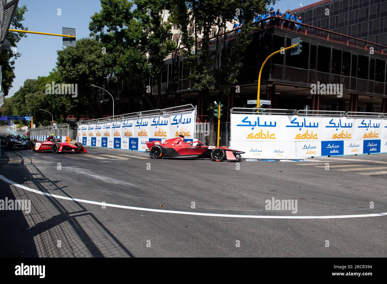 Rome, Italie juillet 16 2023 – Formula E Hankook Rome E-Prix, course 2, Jack Dannis (27) (GBR) Avalanche Andretti Team, vainqueur de la course, menant le groupe en action sur circuit. Crédit photo : Fabio Pagani/Alamy Live News Banque D'Images