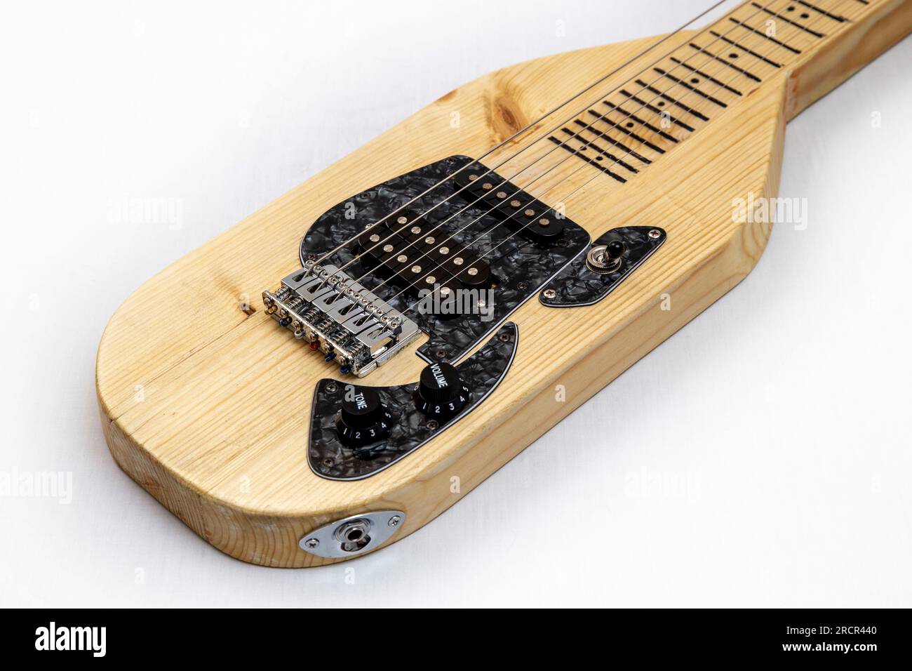 Une guitare lapsteel faite maison avec une bobine unique et des micros humbucker Banque D'Images