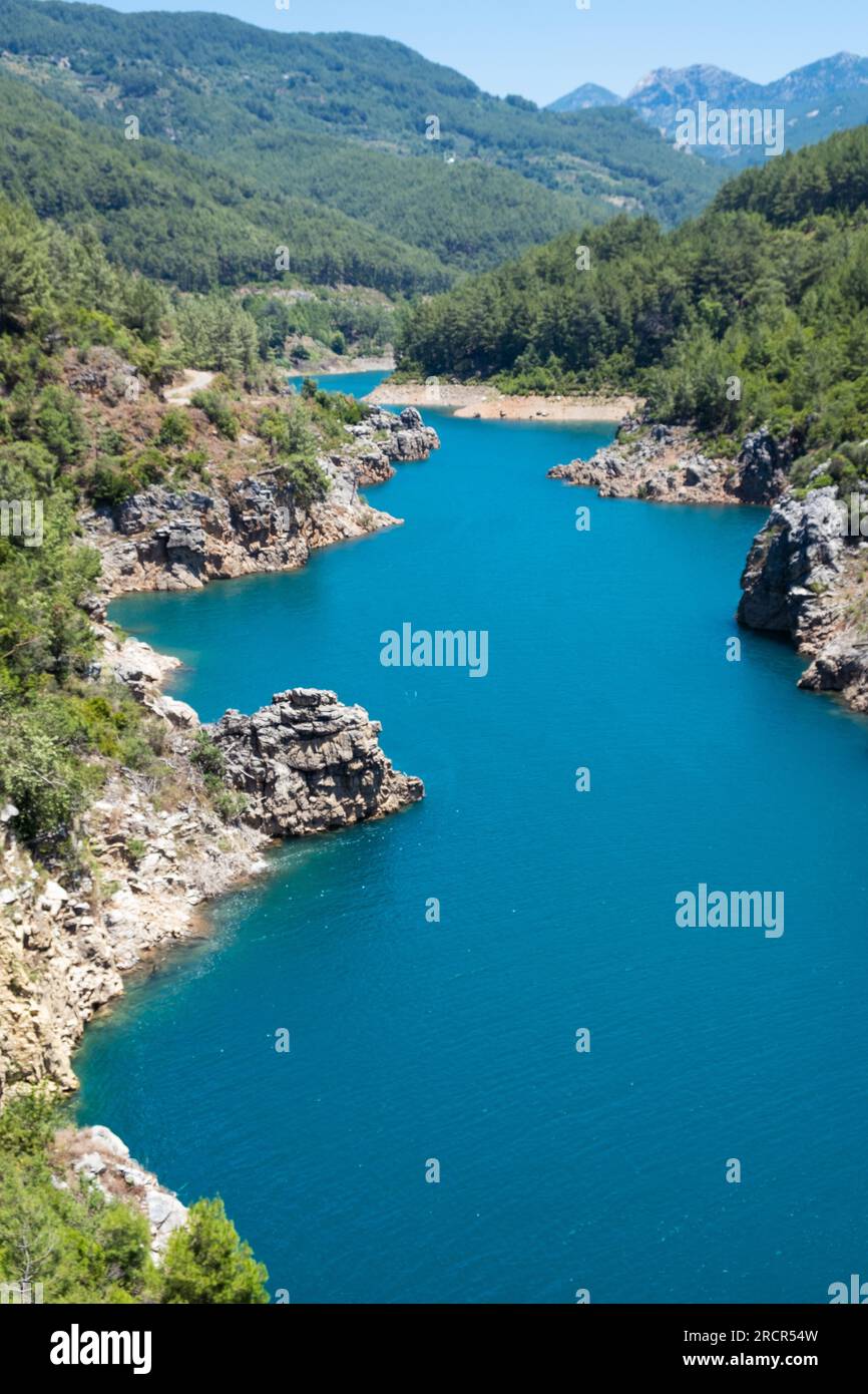 Vue sur la rivière bleue Dimchay dans la région d'Alanya. Banque D'Images