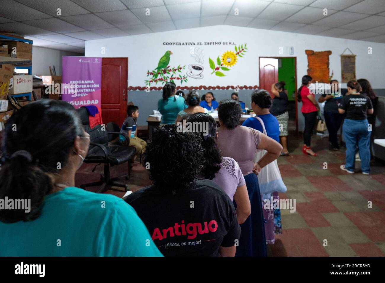 El Espino, la Libertad, El Salvador - octobre 11 2022 : des femmes font la queue pour payer les autres à une table et compter l'argent lors d'un Meetin de groupe d'épargne communautaire Banque D'Images