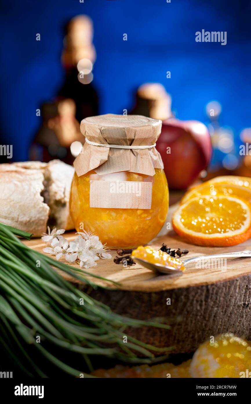 Confiture orange. Nourriture biologique naturelle, sur une table pleine de nourriture naturelle et saine. Nourriture maison, conserves, quelque chose pour le pain. Banque D'Images