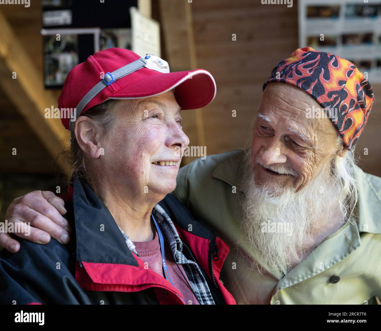 Un vieil homme embrasse une femme et la regarde avec un sourire, le concept de relations adultes Banque D'Images