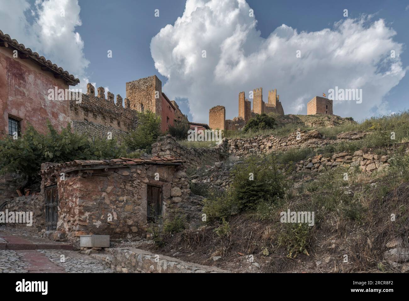 Ville médiévale avec un système défensif composé d'un château, des murs et diverses tours dans la Sierra de Albarracín, Teruel, Aragon, Espagne, Europe Banque D'Images