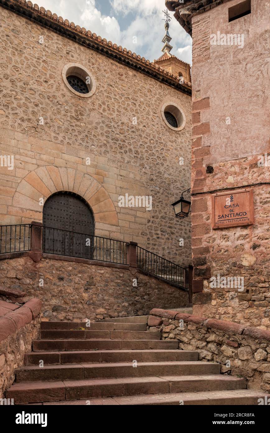 Porte d'entrée de l'église de Santiago dans le centre historique d'Albarracin, déclaré site historique-artistique et l'une des plus belles villes d'Espagne, Banque D'Images