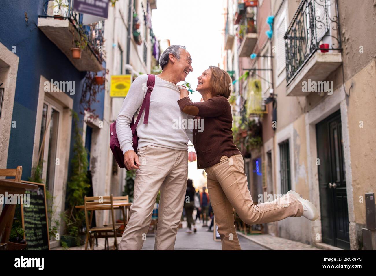 Joyeux couple senior posant et s'amusant pendant la promenade à l'extérieur Banque D'Images