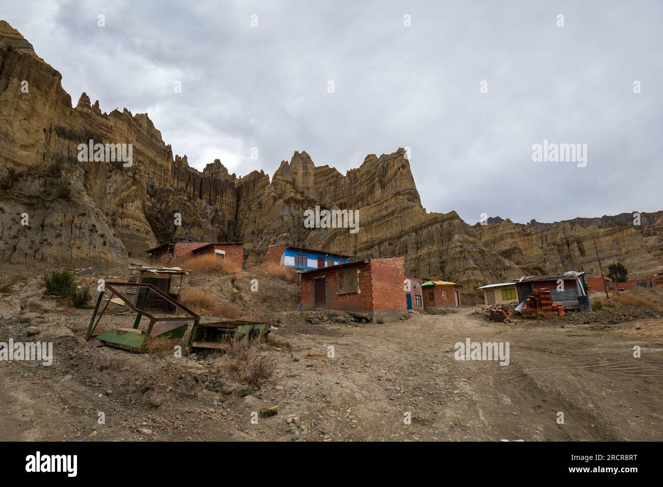 Palca, la Paz, Bolivie - août 7 2022 : petite colonie rustique avec de minuscules maisons de briques dans les montagnes de Valle de Las Animas (Vallée des esprits) Banque D'Images