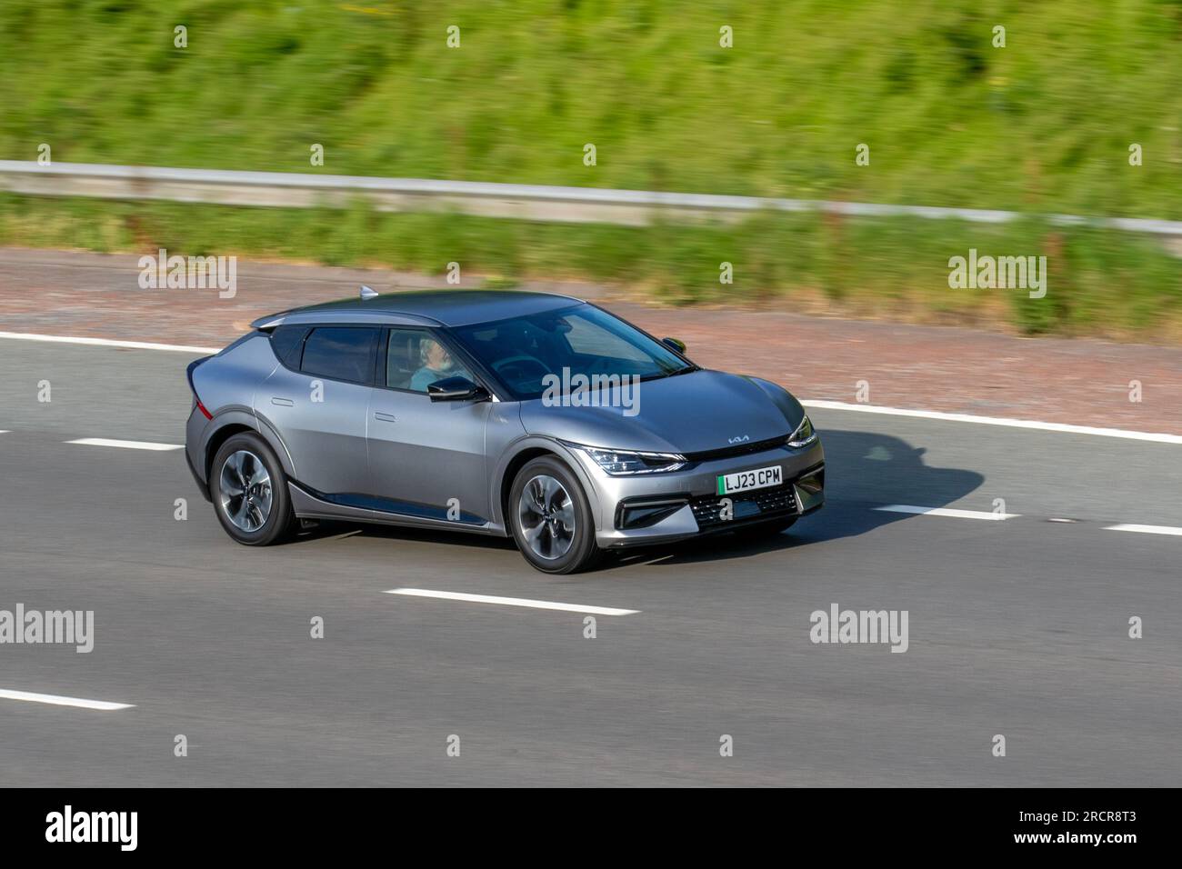 2023 KIA EV6 Gt-Line AWD 321 AWD Electric 77.4Kwh Grey car Hatchback Electricity 239 kW ; se déplaçant à grande vitesse sur l'autoroute M6 dans le Grand Manchester, Royaume-Uni Banque D'Images