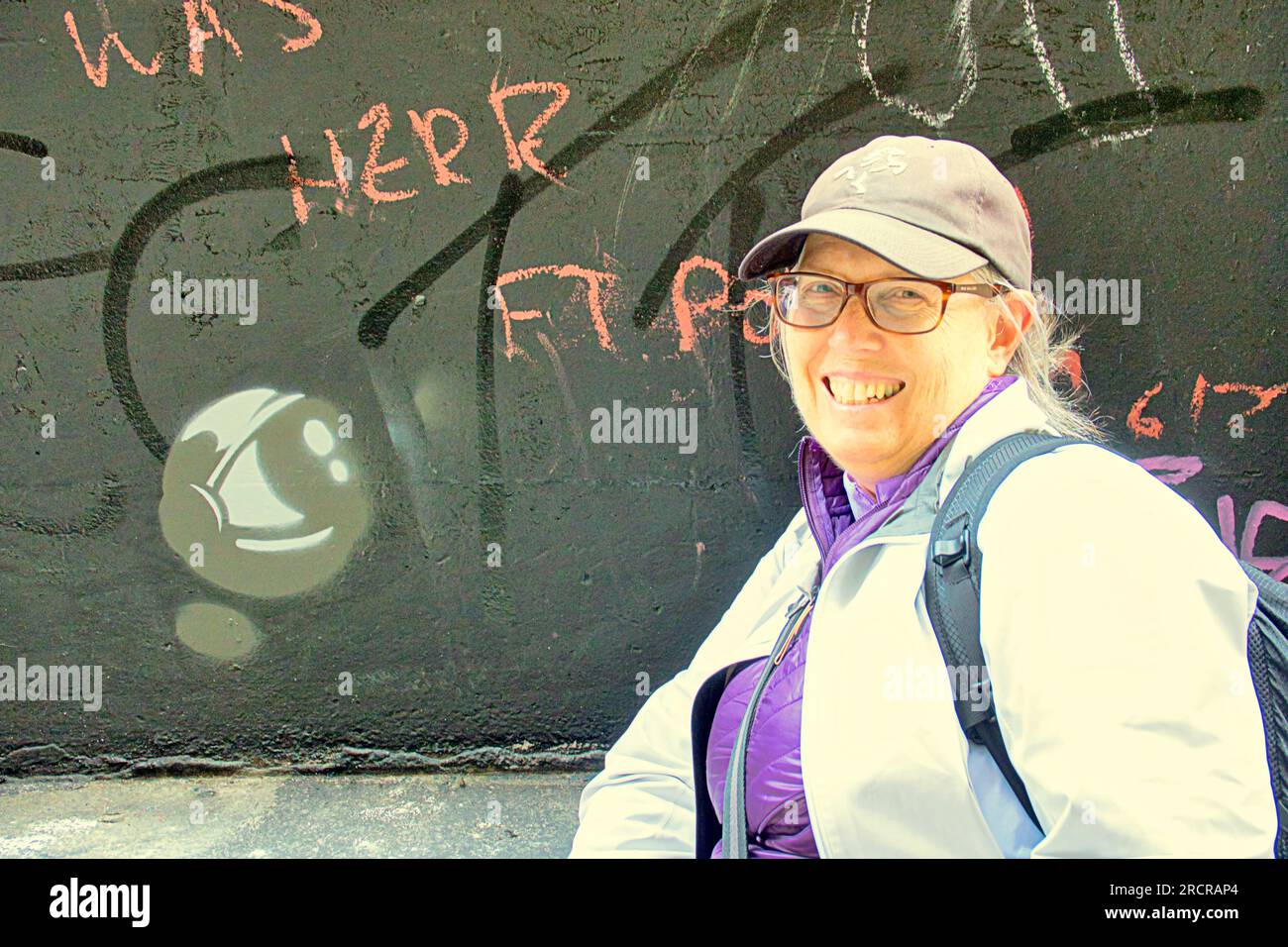 Glasgow, Écosse, Royaume-Uni 16 juillet 2023. New Banksy ou Wanksy comme ceux-ci sont appelés à Glasgow car leur authenticité est en doute au même endroit que celui qui a causé une telle controverse il y a quelques semaines, Un pochoir parmi le graffiti post rat amusant à un touriste de Toronto Canada près de l'exposition actuelle de Cut and Run. Crédit Gerard Ferry/Alamy Live News Banque D'Images