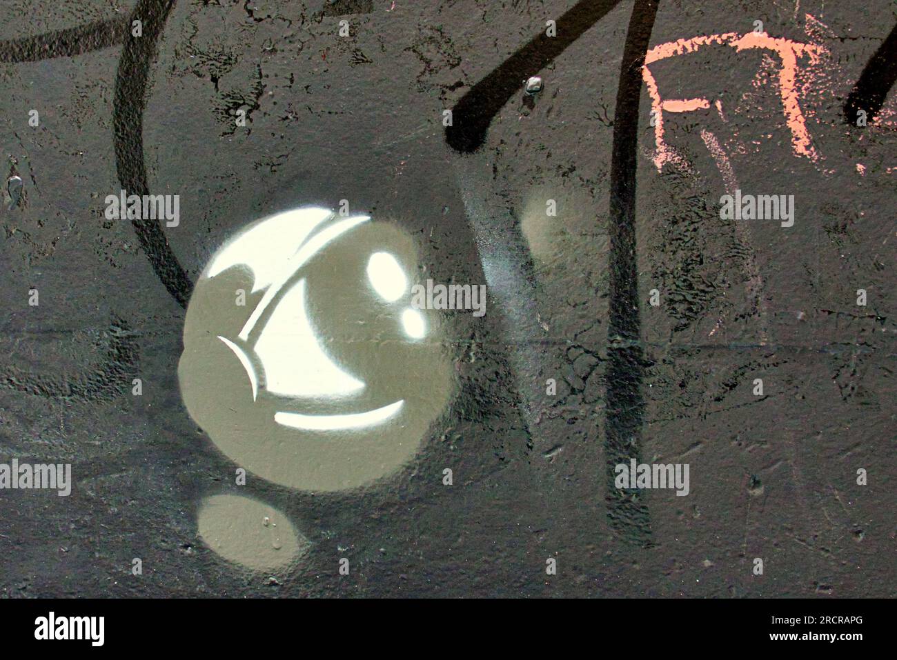 Glasgow, Écosse, Royaume-Uni 16 juillet 2023. New Banksy ou Wanksy comme ceux-ci sont appelés à Glasgow car leur authenticité est en doute au même endroit que celui qui a causé une telle controverse il y a quelques semaines, un pochoir parmi les graffitis post rat près de l'exposition actuelle de Cut and Run. Crédit Gerard Ferry/Alamy Live News Banque D'Images