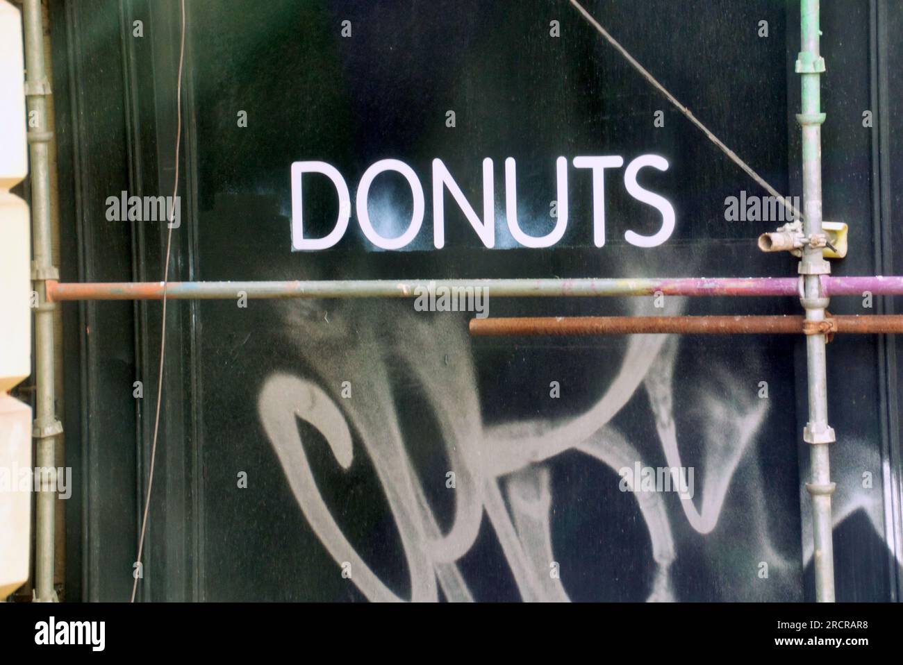 Glasgow, Écosse, Royaume-Uni 16 juillet 2023. Le standard habituel de graffitti dans la ville qui est un peu un pourboire. New Banksy ou Wanksy comme ceux-ci sont appelés à Glasgow car leur authenticité est en doute au même endroit que celui qui a causé une telle controverse il y a quelques semaines, un pochoir parmi les graffitis post rat près de l'exposition actuelle de Cut and Run. Crédit Gerard Ferry/Alamy Live News Banque D'Images