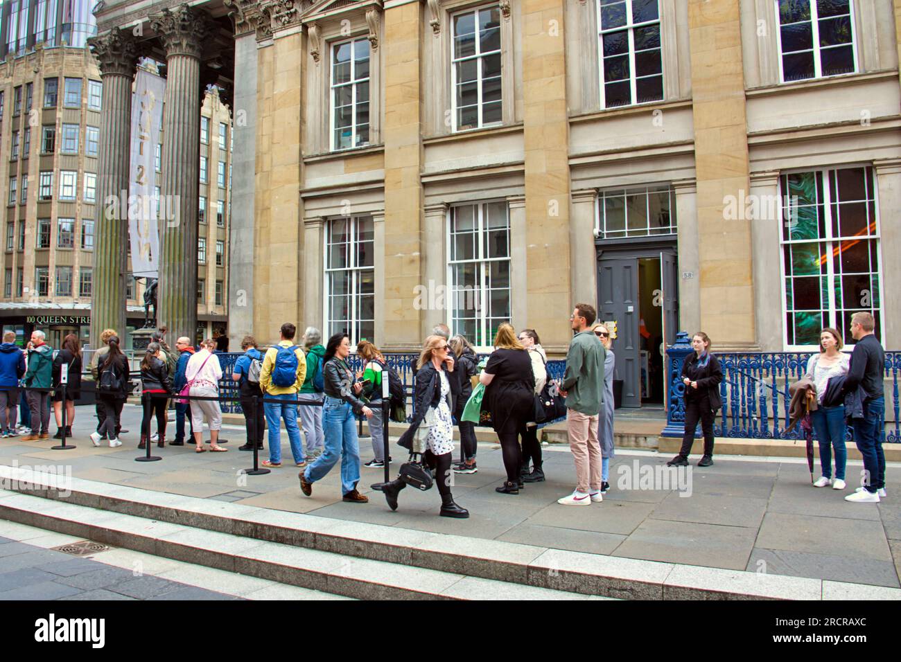 Glasgow, Écosse, Royaume-Uni 16 juillet 2023. Visiteurs à l'extérieur du musée d'art moderne à l'exposition Banksy . New Banksy ou Wanksy comme ceux-ci sont appelés à Glasgow car leur authenticité est en doute au même endroit que celui qui a causé une telle controverse il y a quelques semaines, un pochoir parmi les graffitis post rat près de l'exposition actuelle de Cut and Run. Crédit Gerard Ferry/Alamy Live News Banque D'Images