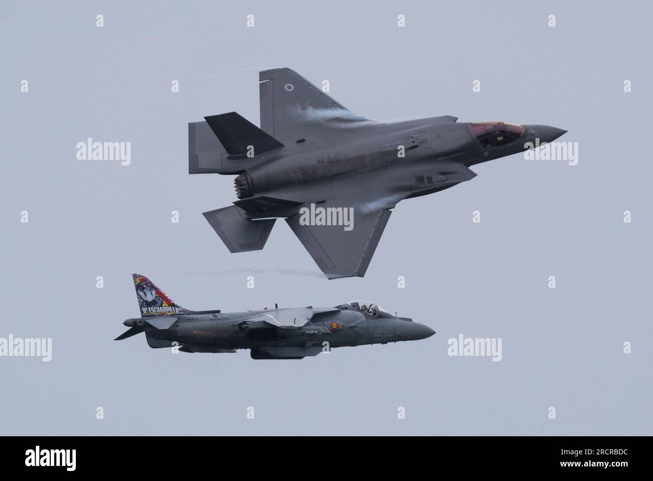RAF Fairford, Gloucestershire, Royaume-Uni. 16 juillet 2023. Le Royal International Air Tattoo est l’un des plus grands spectacles aériens au monde, mais il a beaucoup souffert des conditions météorologiques extrêmes de vendredi et samedi dans les Cotswolds. Le dimanche de l'événement s'est bien mieux porté avec les chasseurs à réaction militaires, les équipes d'affichage et les autres participants prenant le ciel. RAF Lockheed Martin F-35B Lightning II se détachant d'un McDonnell Douglas EAV-8B Harrier II de la marine espagnole Le F-35 est un remplaçant moderne du Harrier dans certaines forces aériennes Banque D'Images