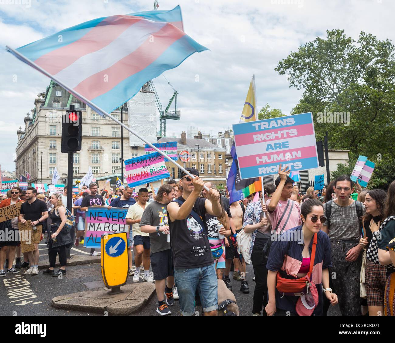 Manifestants brandissant un drapeau trans et tenant une pancarte pendant la London Trans Pride Banque D'Images