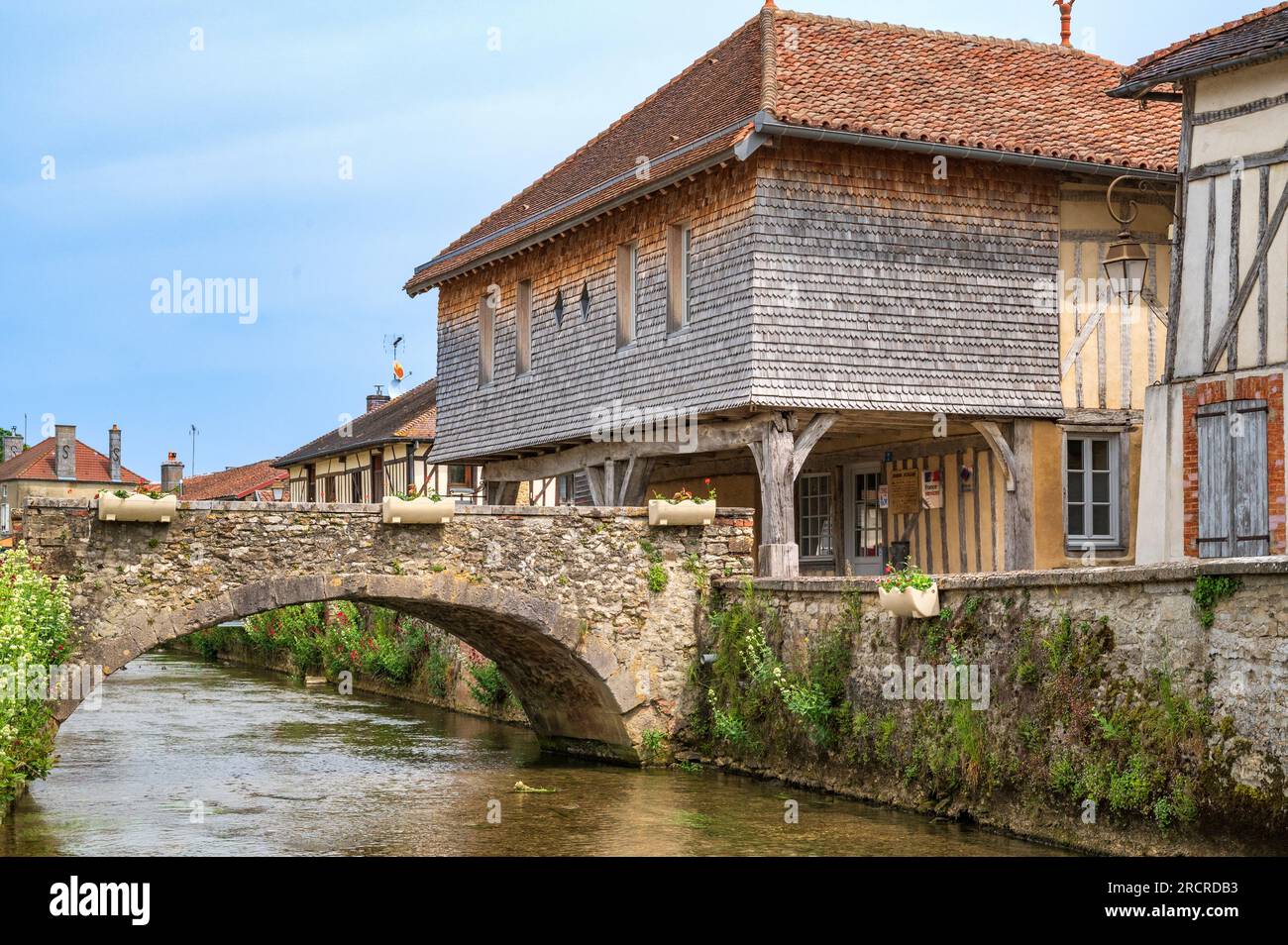 Le pont Henri IV et une maison traditionnelle au bord de la rivière la laines. Banque D'Images