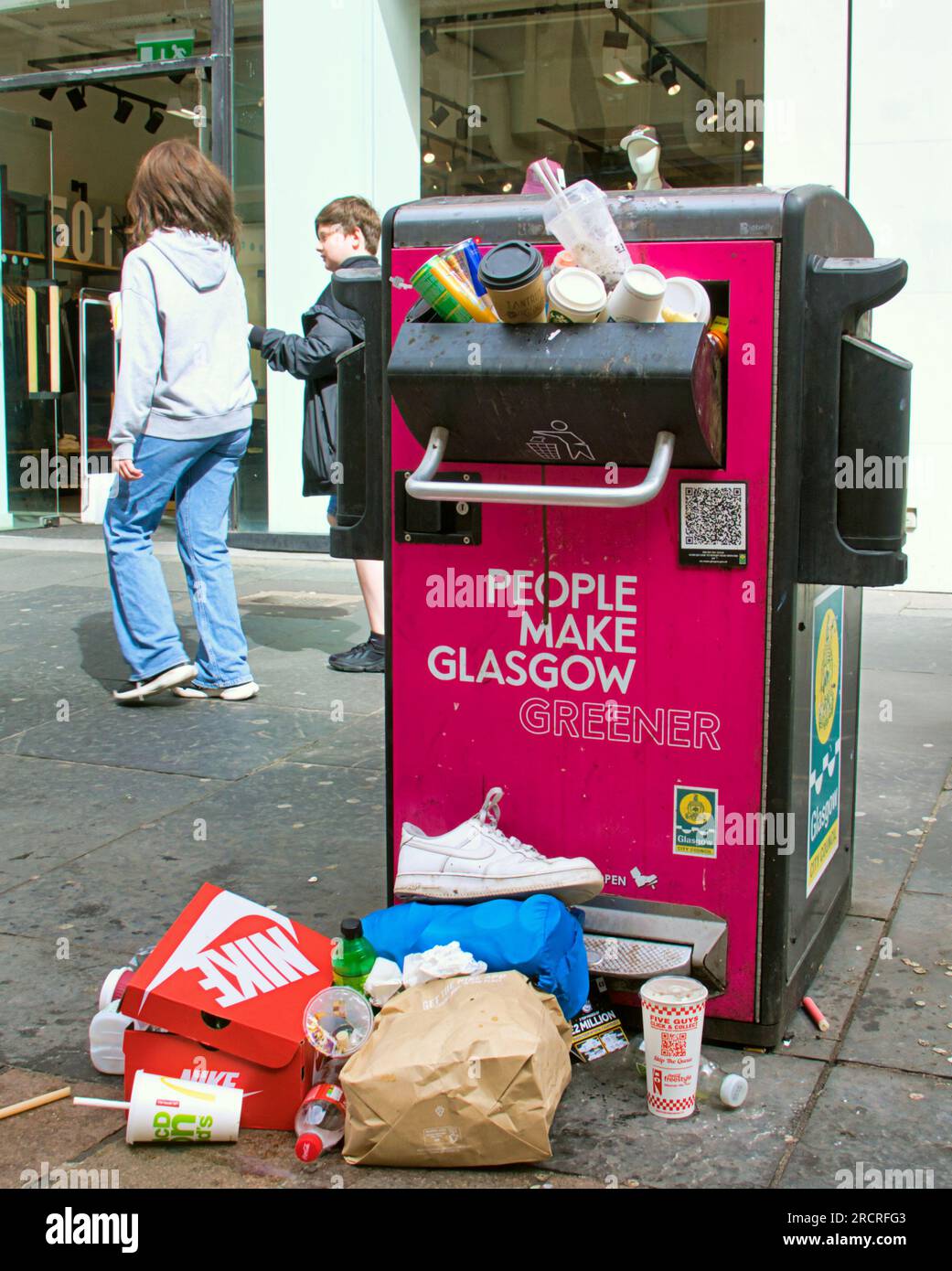 Glasgow, Écosse, Royaume-Uni 16 juillet 2023. UK Météo : temps chaud et humide et une sensation générale de dystopie ont vu les gens prendre les rues de la ville. Bacs débordants ironiquement sur le mile de style de buchanan streetCredit Gerard Ferry/Alamy Live News Banque D'Images