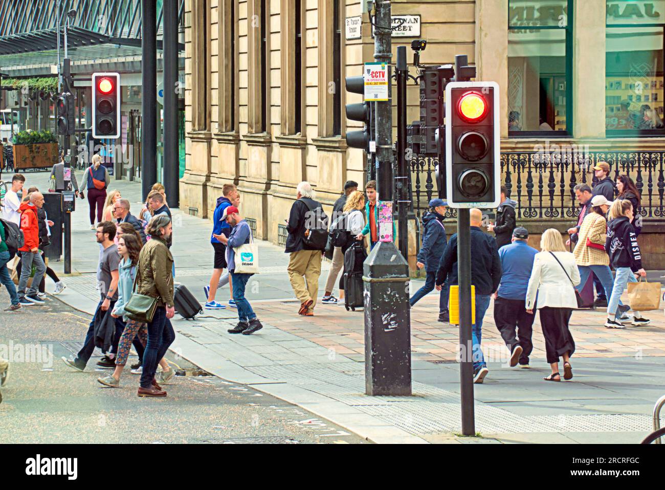 Glasgow, Écosse, Royaume-Uni 16 juillet 2023. UK Météo : temps chaud et humide et une sensation générale de dystopie ont vu les gens prendre les rues de la ville. Circulation sur la rue stvincent. Crédit Gerard Ferry/Alamy Live News Banque D'Images