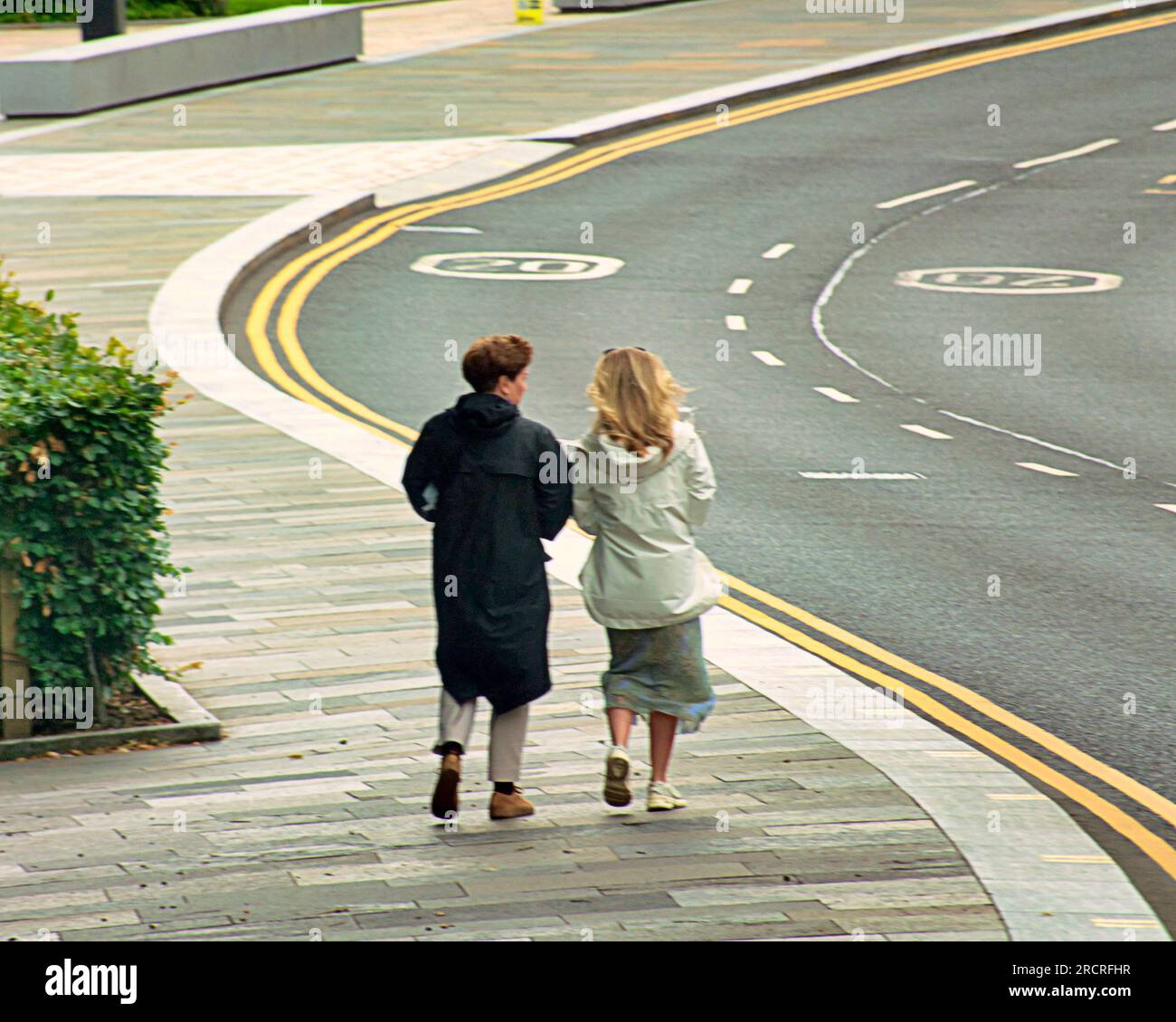 Glasgow, Écosse, Royaume-Uni 16 juillet 2023. UK Météo : temps chaud et humide et une sensation générale de dystopie ont vu les gens prendre les rues de la ville. Crédit Gerard Ferry/Alamy Live News Banque D'Images
