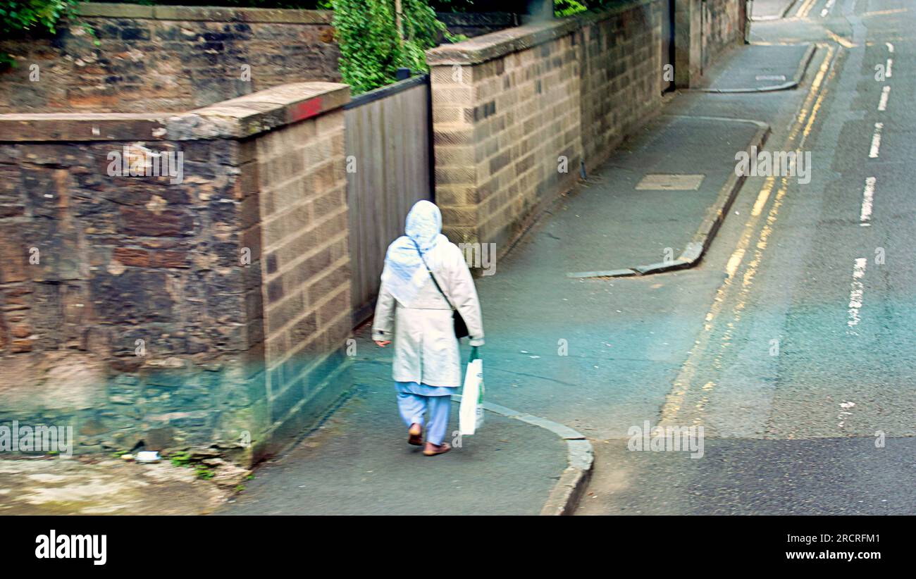 Glasgow, Écosse, Royaume-Uni 16 juillet 2023. UK Météo : temps chaud et humide et une sensation générale de dystopie ont vu les gens prendre les rues de la ville. Crédit Gerard Ferry/Alamy Live News Banque D'Images