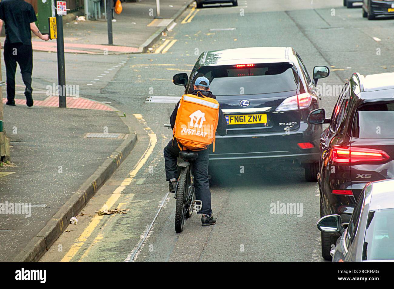 Glasgow, Écosse, Royaume-Uni 16 juillet 2023. UK Météo : temps chaud et humide et une sensation générale de dystopie ont vu les gens prendre les rues de la ville. Circulation sur la rue stvincent. Crédit Gerard Ferry/Alamy Live News Banque D'Images