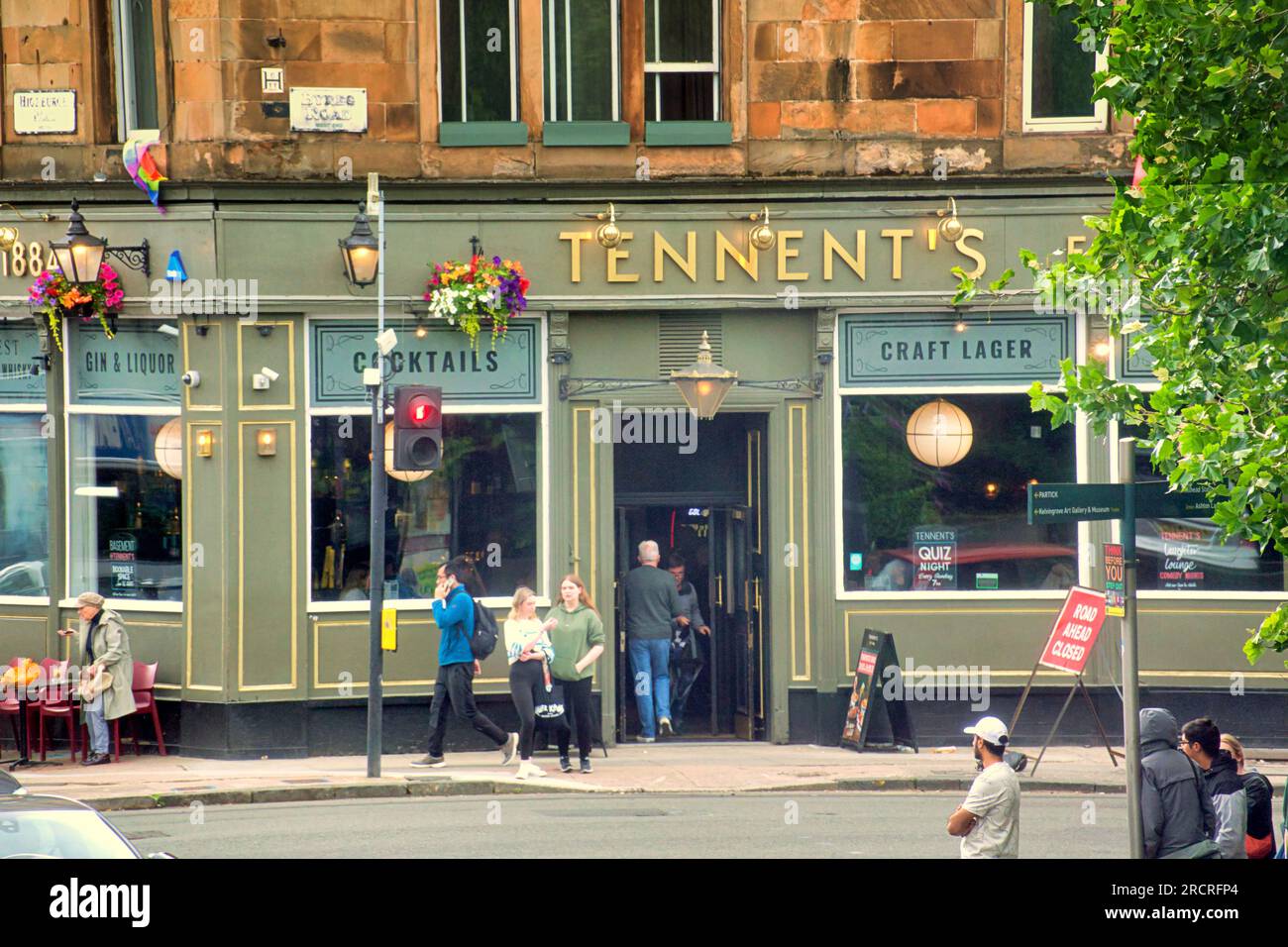Glasgow, Écosse, Royaume-Uni 16 juillet 2023. UK Météo : temps chaud et humide et une sensation générale de dystopie ont vu les gens prendre les rues de la ville. Le célèbre bar Tennents ob byres Road. Crédit Gerard Ferry/Alamy Live News Banque D'Images