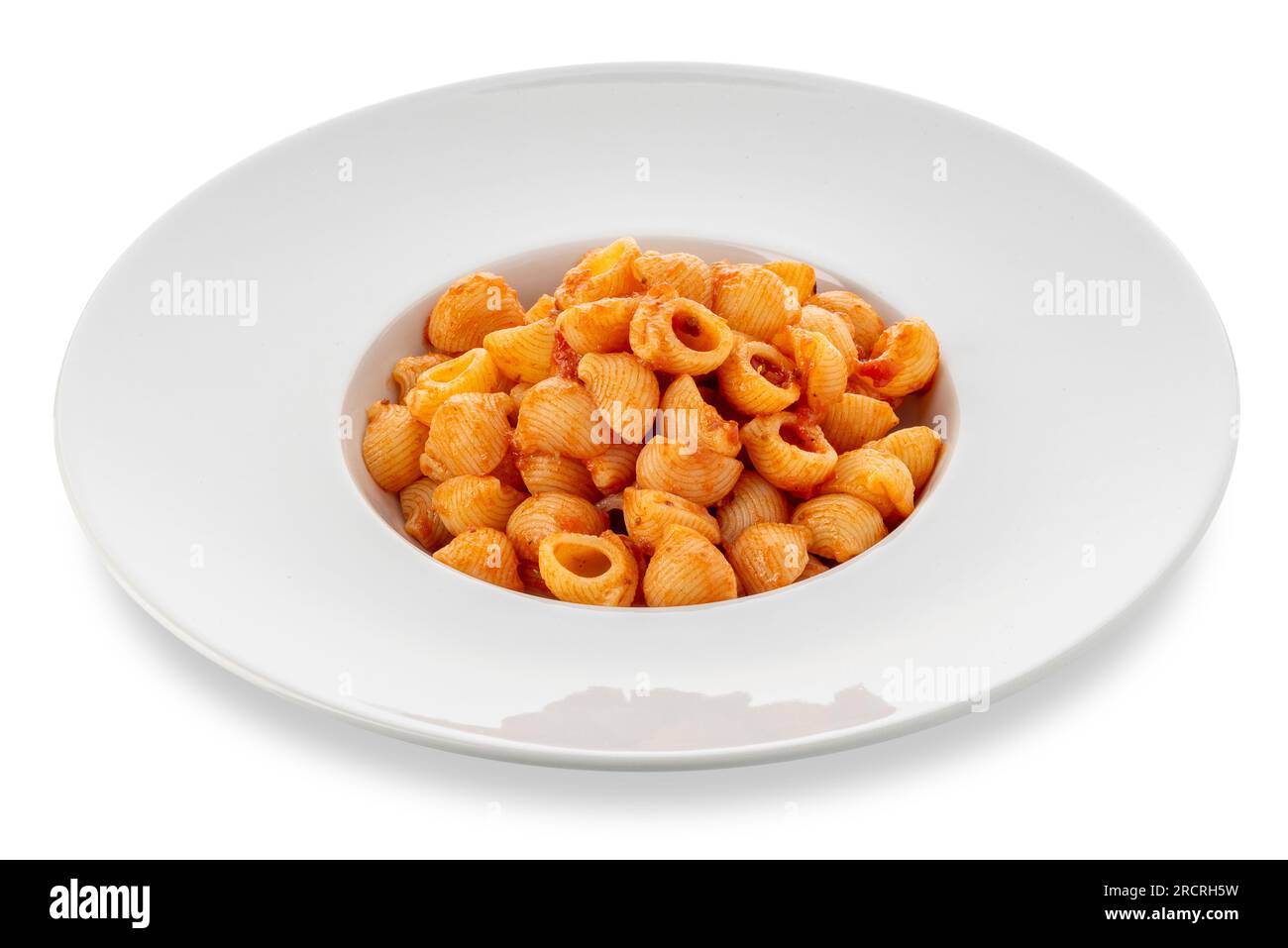 Pâtes macaroni à la sauce tomate rouge en plat blanc, pâtes italiennes appelées pipettes (petite pipe), isolées Banque D'Images