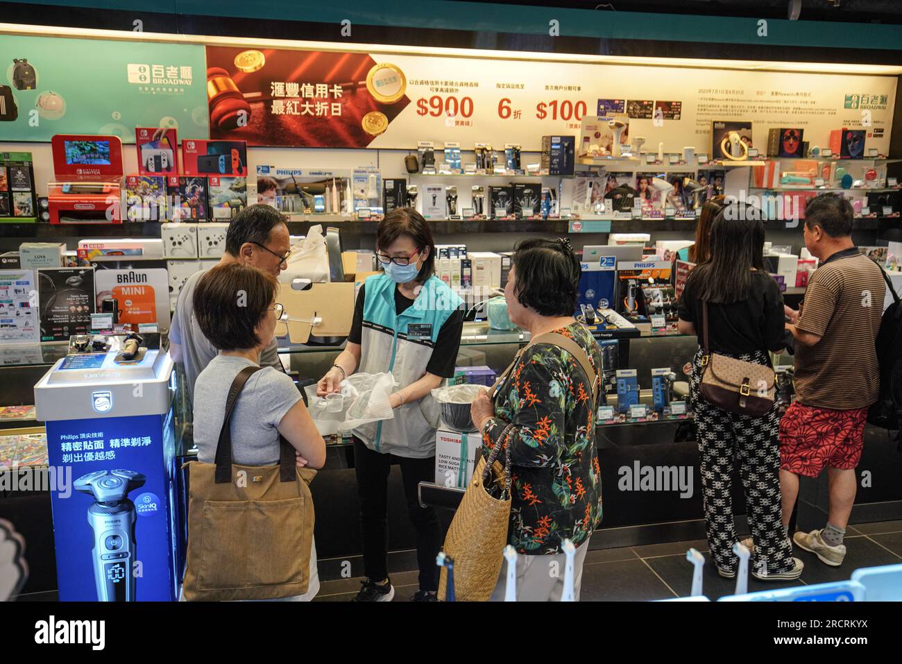 Les gens ont vu des achats d'appareils électroniques dans un magasin d'électronique à Causeway Bay le jour où la consommation était distribuée. Le 16 juillet, le décaissement de la deuxième tranche de bon de consommation à Hong Kong. Cet événement tant attendu suscite l'enthousiasme et l'anticipation des résidents admissibles de Hong Kong, car ils sont prêts à recevoir un bon de consommation de 2 000 $ ou 3 000 $, selon qu'ils étaient de nouveaux inscrits ou des inscrits existants. Avec les bons maintenant en leur possession, les gens à travers Hong Kong n'ont pas perdu de temps à profiter de ce nouveau bon de commande d'achat Banque D'Images