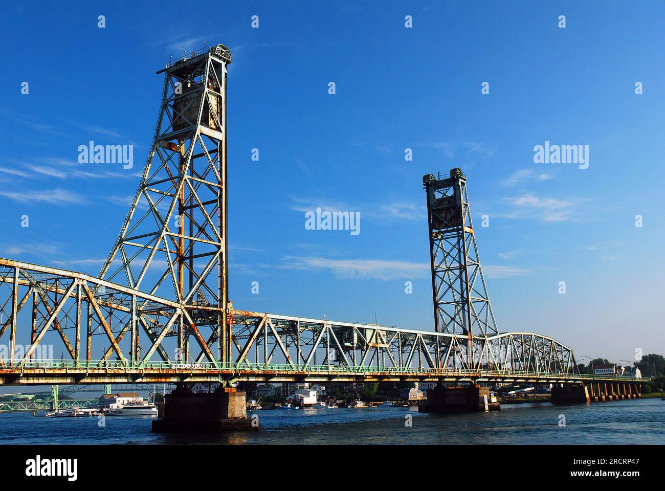 Le Memorial Bridge traverse la rivière Piscataqua, reliant Portsmouth New Hampshire et Kittery Maine Banque D'Images