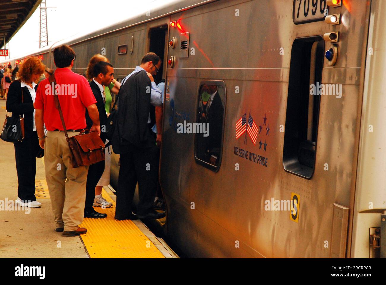 Les navetteurs du matin montent à bord de leur long Island Railroad Railroad, se dirigeant vers New York Banque D'Images