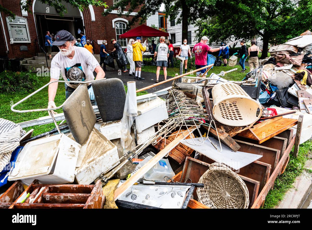 16 juillet Montpelier USA. Les résidents travaillent pour enlever les articles de garde-manger et d'épicerie de l'église méthodiste Trinity à Montpelier, Vermont, à la suite d'une inondation majeure qui a frappé Montpelier VT USA. Crédit : John Lazenby/Alamy Live News Banque D'Images