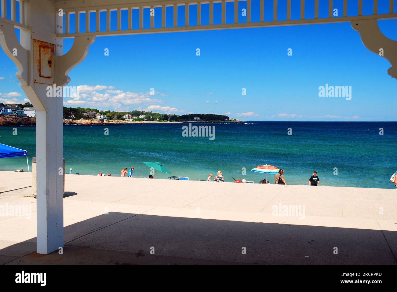 Un belvédère près de la plage offre de l'ombre sur une journée ensoleillée sur la côte de la Nouvelle-Angleterre Banque D'Images