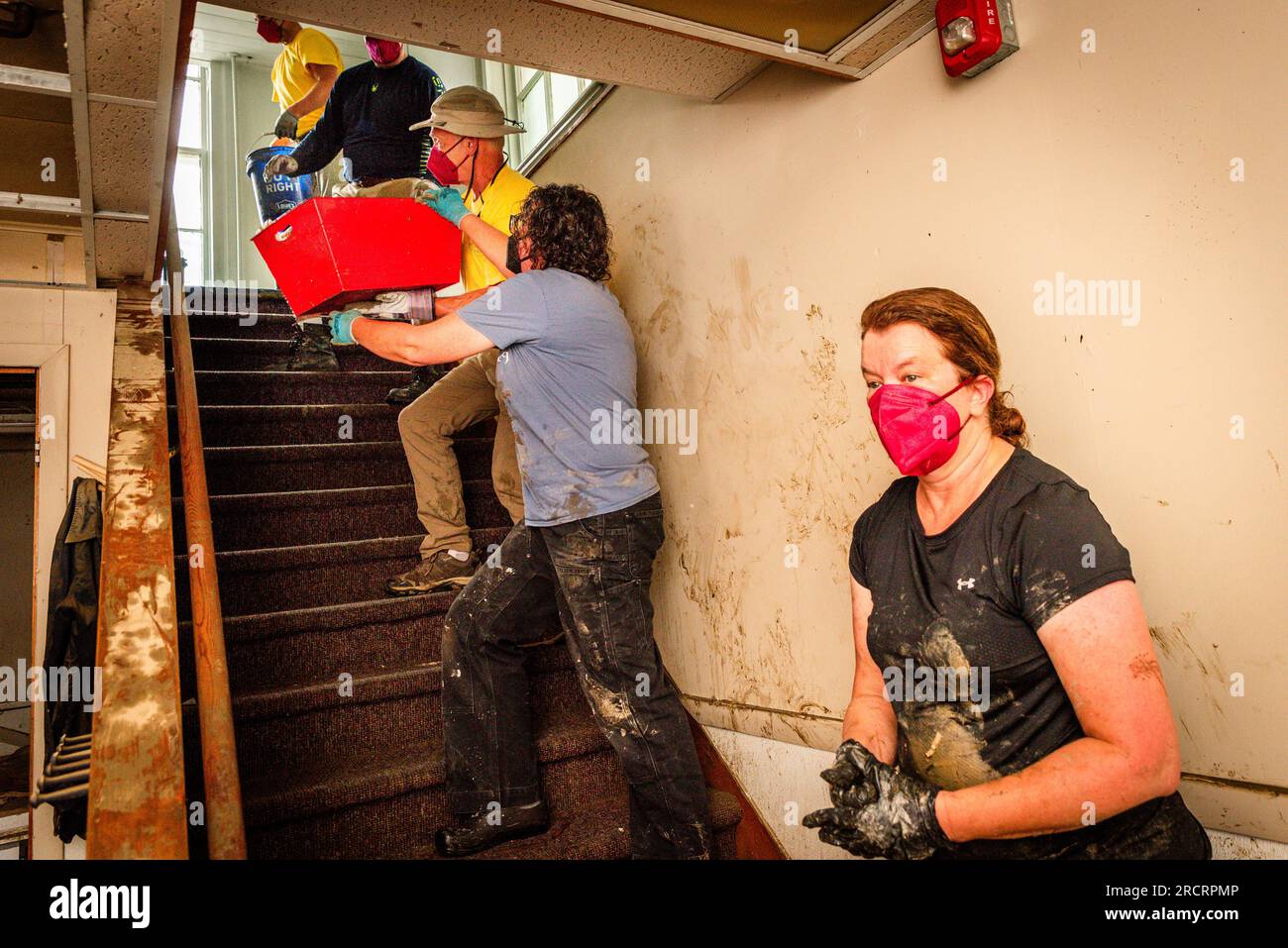 16 juillet Montpelier USA. Les résidents travaillent pour enlever les articles de garde-manger et d'épicerie de l'église méthodiste Trinity à Montpelier, Vermont, à la suite d'une inondation majeure qui a frappé Montpelier VT USA. Crédit : John Lazenby/Alamy Live News Banque D'Images