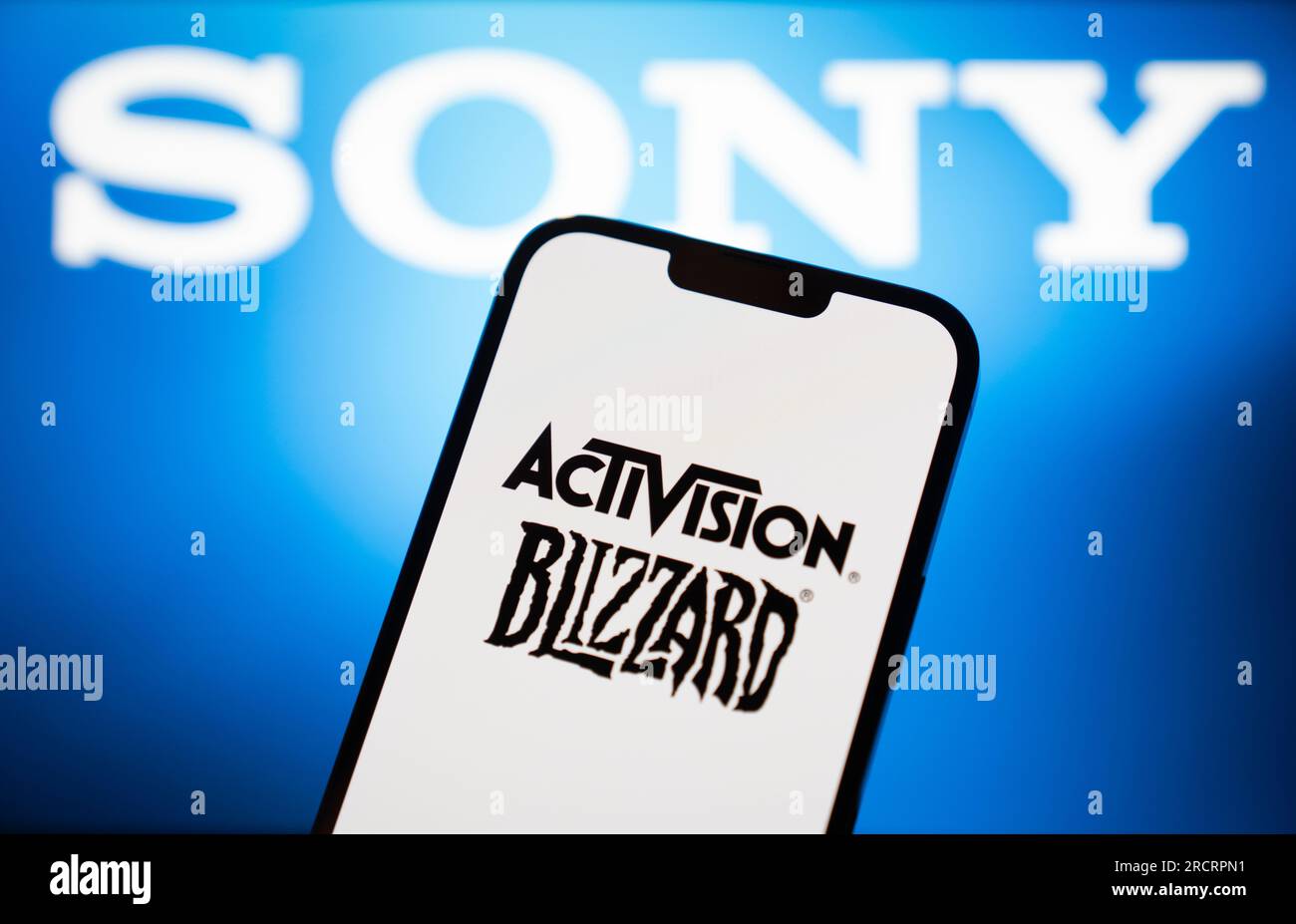 Le logo Sony est vu en arrière-plan avec le logo Activision Blizzard sur un appareil mobile dans cette illustration photo du 14 juillet 2023. Banque D'Images