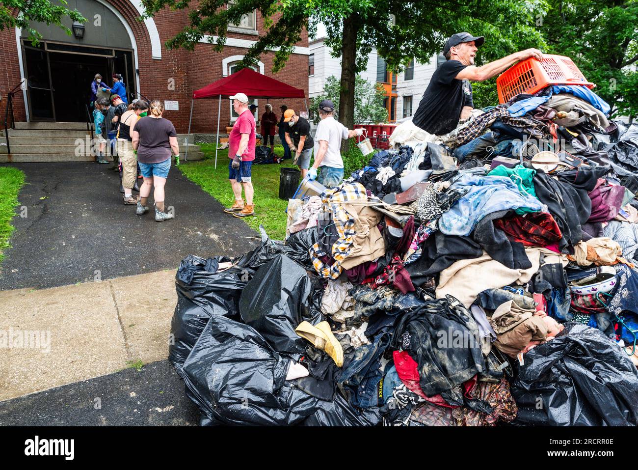 16 juillet Montpelier USA. Les résidents travaillent pour enlever les articles de garde-manger et d'épicerie de l'église méthodiste Trinity à Montpelier, Vermont, à la suite d'une inondation majeure qui a frappé Montpelier VT USA. Crédit : John Lazenby/Alamy Live News Banque D'Images