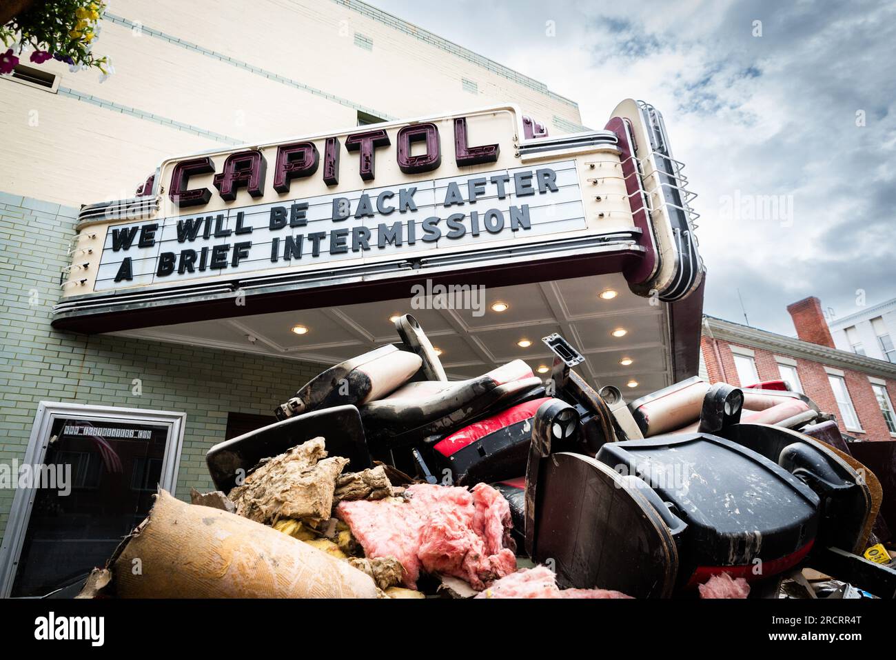 16 juillet Montpelier USA. Les résidents travaillent pour nettoyer les églises et les rues des entreprises à la suite d'une inondation majeure qui a frappé Montpelier VT USA. C'est des débris devant le Capitol Theatre, avec une note de marquise appraiate. Crédit : John Lazenby/Alamy Live News Banque D'Images