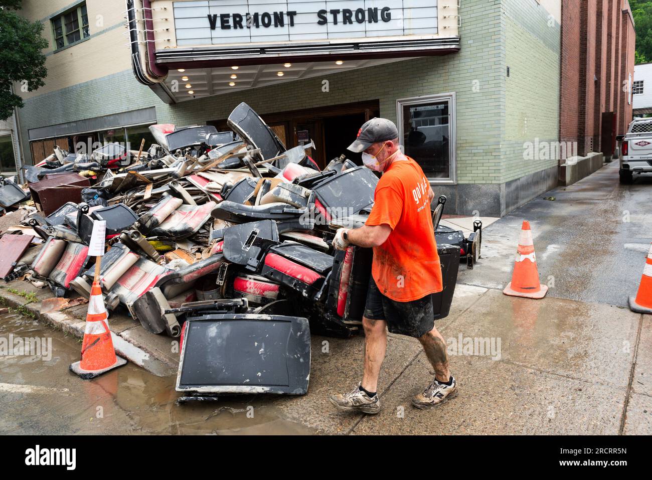 16 juillet Montpelier USA. Les résidents travaillent pour nettoyer les églises et les rues des entreprises à la suite d'une inondation majeure qui a frappé Montpelier VT USA. C'est des débris devant le Capitol Theatre, avec une note de marquise appraiate. Crédit : John Lazenby/Alamy Live News Banque D'Images