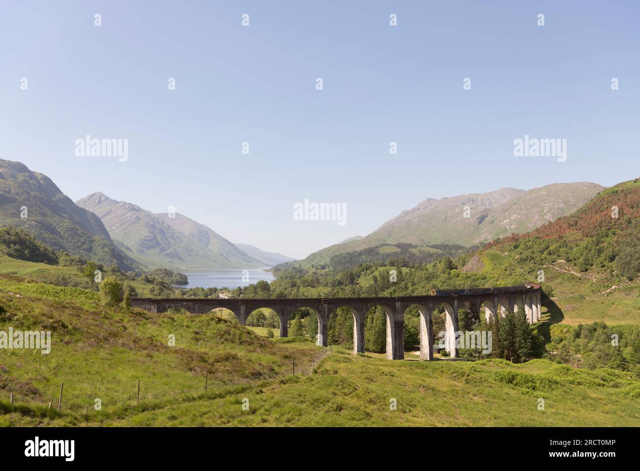 Un train de passagers ScotRail traversant le viaduc de Glenfinnan sur la West Highland Line à la tête du Loch Shiel en été Banque D'Images