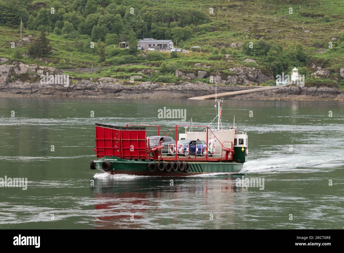 Le dernier ferry à voiture tournante à fonctionnement manuel au monde approche de l'île de Skye, traverse le détroit de Kylerhea depuis Glenelg Banque D'Images