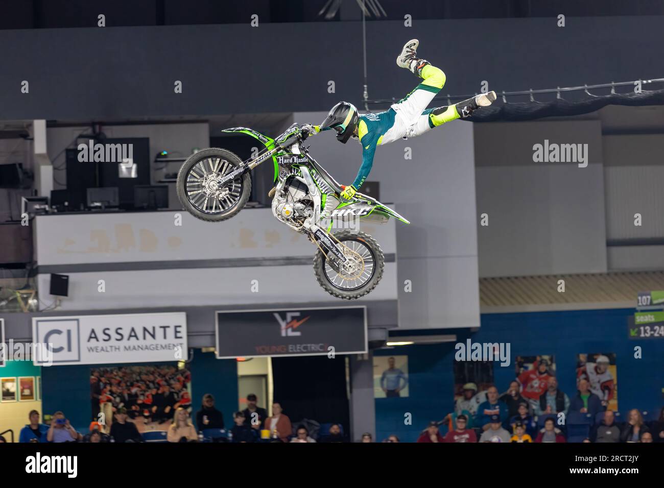 Pilotes de motocross FMX de classe mondiale faisant des cascades en Ontario Canada Banque D'Images