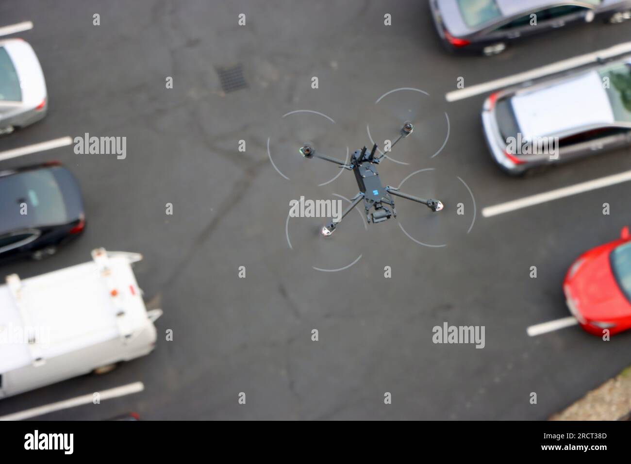 Drone de surveillance au-dessus d'un parking à Lakewood, Ohio, USA Banque D'Images