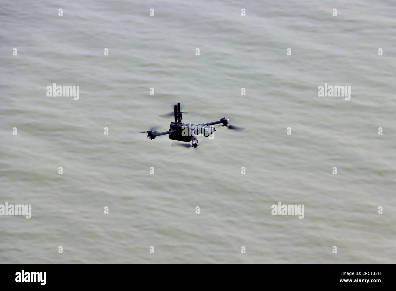 Drone de surveillance au-dessus du lac Érié à Lakewood, Ohio Banque D'Images